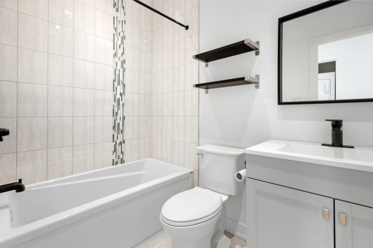 Quick Bathroom Remodeling Tips for Small Spaces